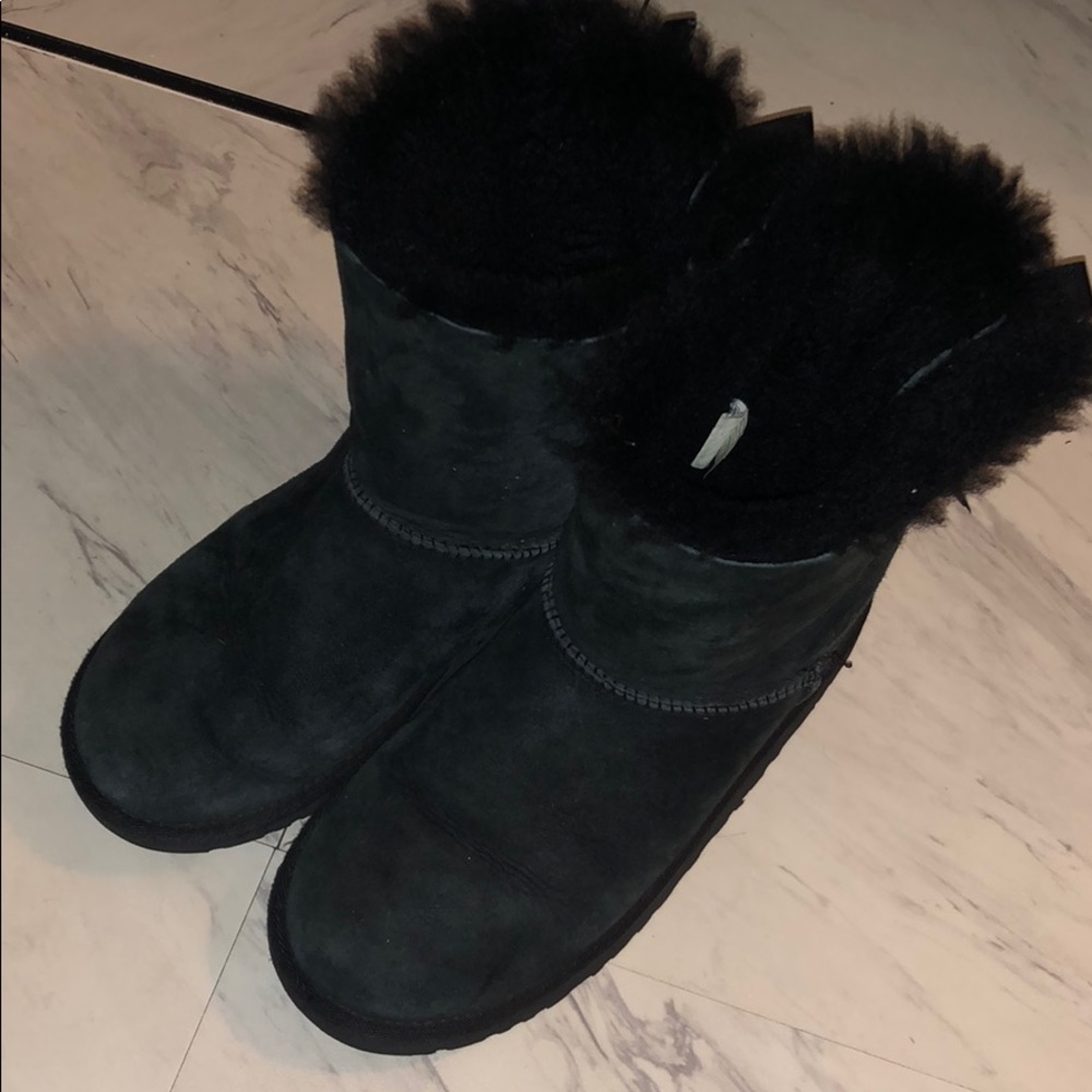 BLACK BOWTIE UGGS